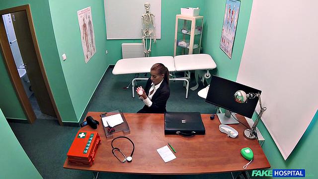 A hot estate agent give a sloppy BJ and get nailed in POV