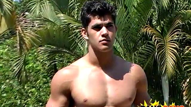 Рики на природе: когда большие мышцы не мешают дрочить