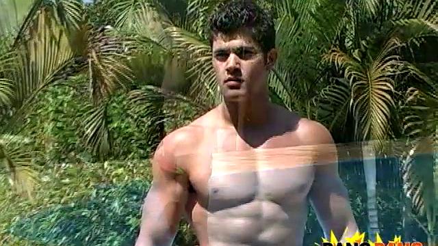 Рики на природе: когда большие мышцы не мешают дрочить