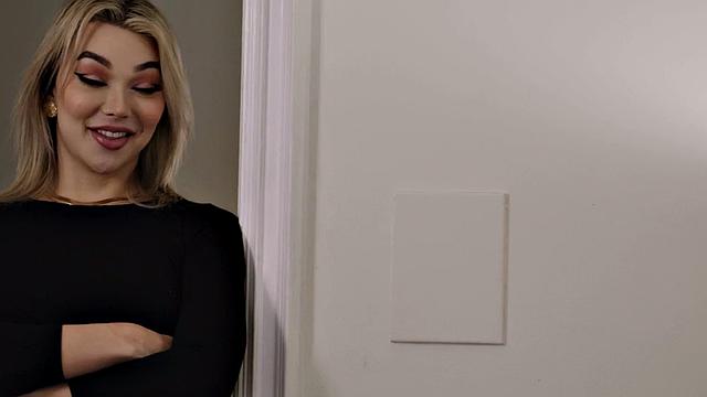 Lingerie babe licks and fucks cunt of bosomy MILF