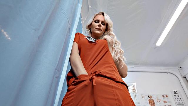 зрелая лесбиянка-медсестра жёстко трахает пациентку страпоном после дикого триббинга