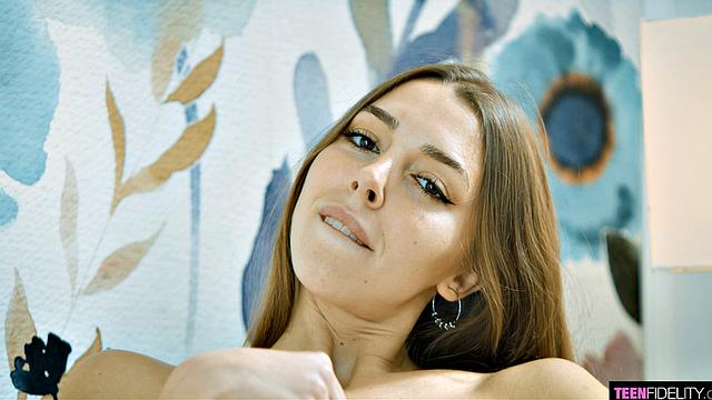 Мэри ловит глубокий трах и кайфует по полной