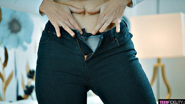 Мэри ловит глубокий трах и кайфует по полной