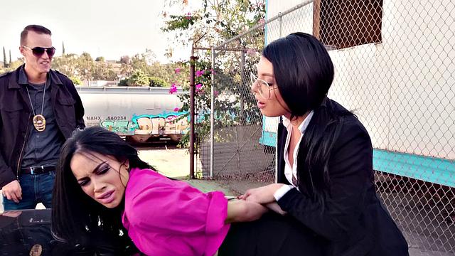 Brazilian hooker On The Run gets her trimmed pussy licked outdoors while wearing glasses and handcuffs