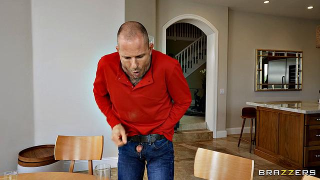 Эмма Хикс с радостью дает в анал мужу сестры, пока Барби Филс занята делами.