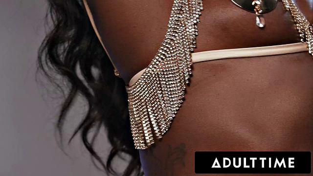 Ana Foxxx соблазняет в золотом белье и принимает огромный bbc без защиты от Isiah Maxwell в диком трахе.