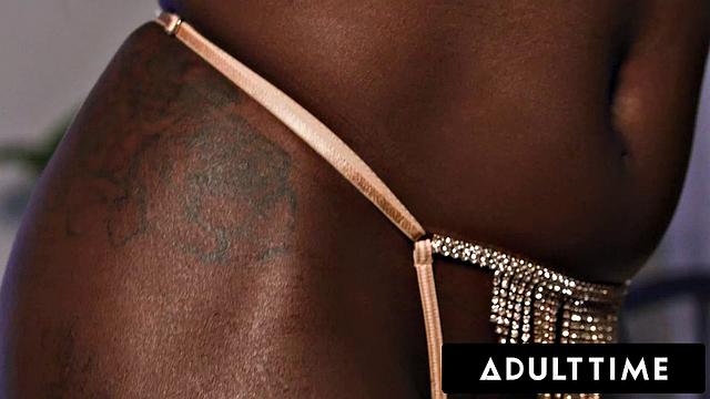 Ana Foxxx соблазняет в золотом белье и принимает огромный bbc без защиты от Isiah Maxwell в диком трахе.