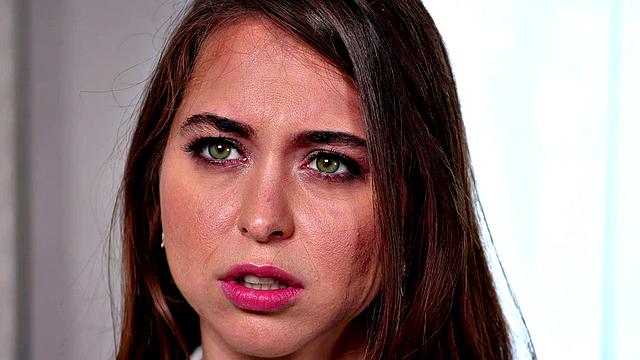 Татуированная блондинка щедро поливает лицо подруги и шутит про густую заросль