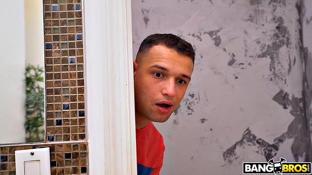 Paris The Muse трахает извращенца-друга сына в ванне и кончает ему на лицо.