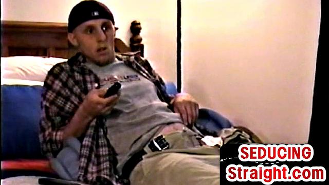 Real amateur dude gets gay BJ in vintage homemade suck