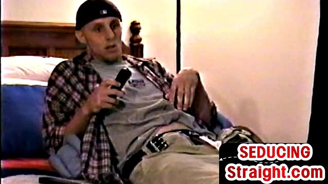 Real amateur dude gets gay BJ in vintage homemade suck