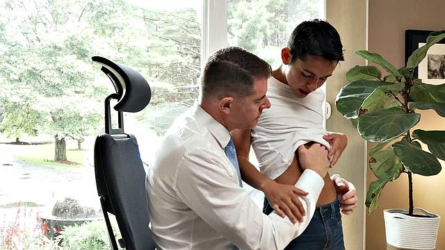 властный босс не жалеет худого твинка в офисе