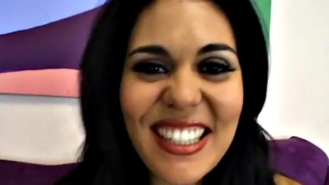 стройная брюнетка ловит сперму с улыбкой и даже не моргает