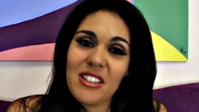 стройная брюнетка ловит сперму с улыбкой и даже не моргает