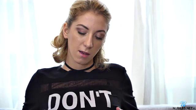 милана лоренс не жалеет стеклянный фаллоимитатор для своей гладкой пизды