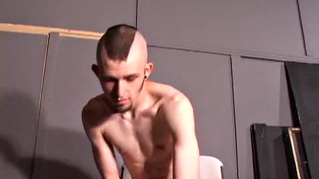 смотри, как ник стивенс дрочит и кончает