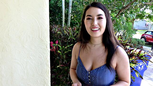 Сосед отваливает кучу денег Минa Мун за голую киску и жарко её ебет