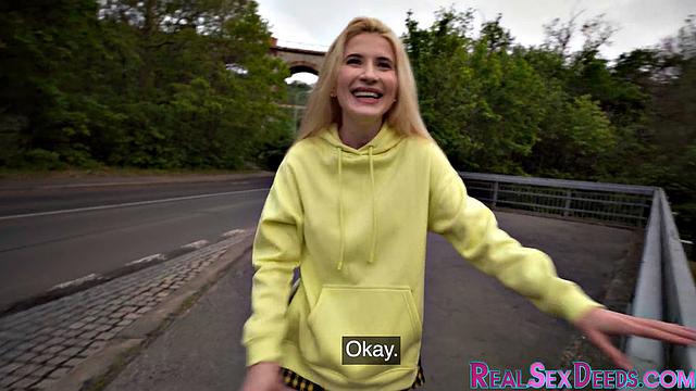 Смотри, как блондинка отдается за деньги в pov и получает по полной.