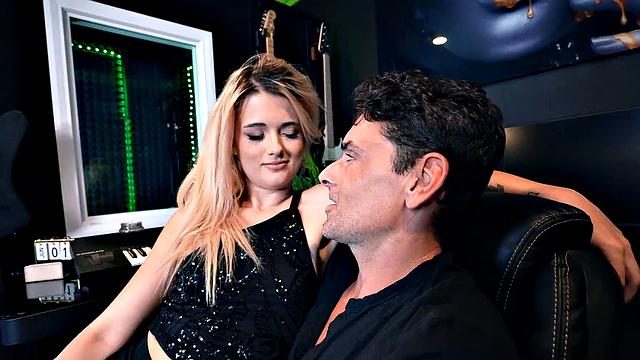 Поп-звезда Николь Николс берет в анал с продюсером Райаном Дриллером и ассистенткой Софией Стерлинг