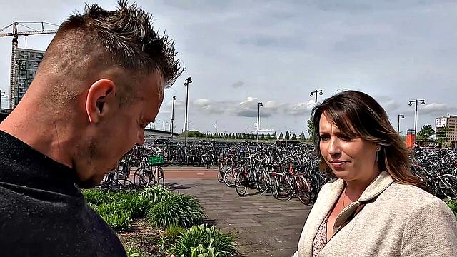 Амстердамская милфа забыла трусы и села прямиком на член