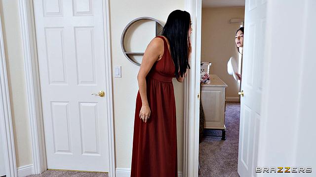 Анниса Кейт соблазняет жениха дочки и устраивает жаркий секс перед свадьбой.