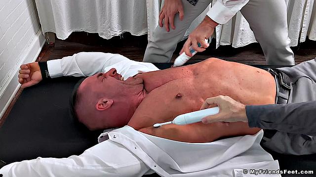 Бизнесмен Брейден щекочут - Брейден