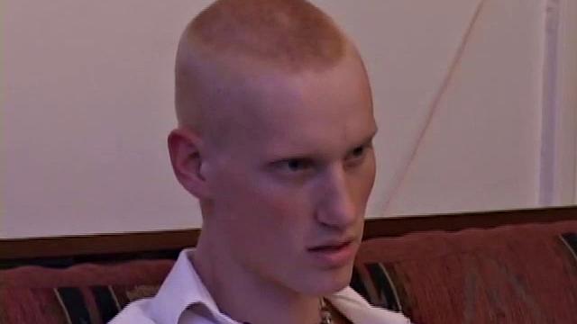 скейтер устраивает себе тренировку рукой, никакой доски не нужно