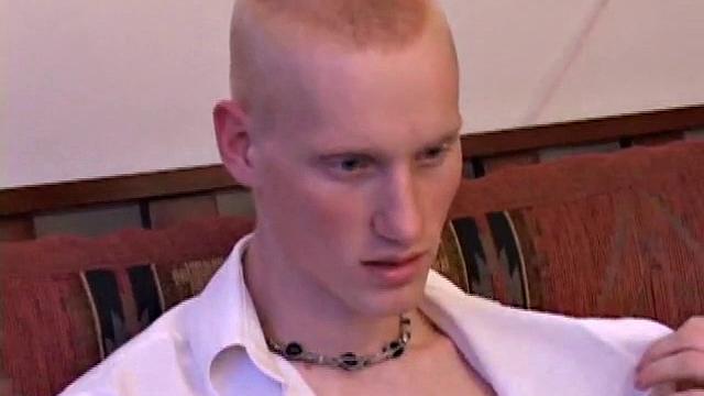 скейтер устраивает себе тренировку рукой, никакой доски не нужно