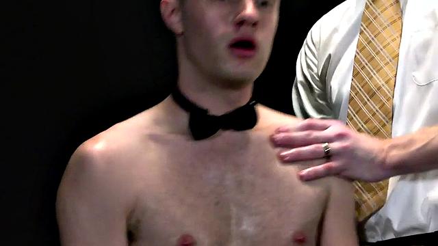 Submissive twink barebacked by DILF after analtoying