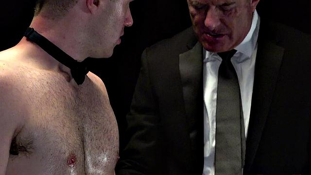 Submissive twink barebacked by DILF after analtoying