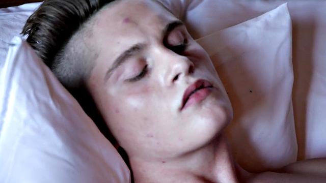 Smooth stud masturbates on bed for sperm shot solo