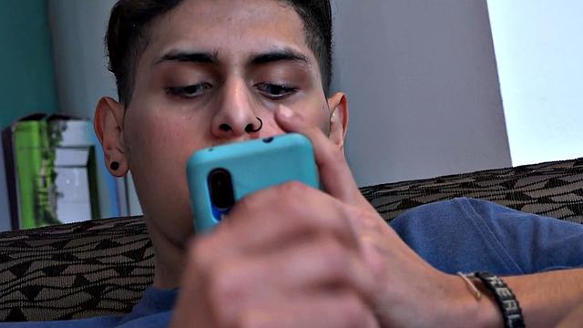 стройный латинец дрочит на диване, не отрываясь от телефона