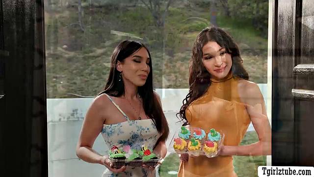 New MILF double penetrated by two TS