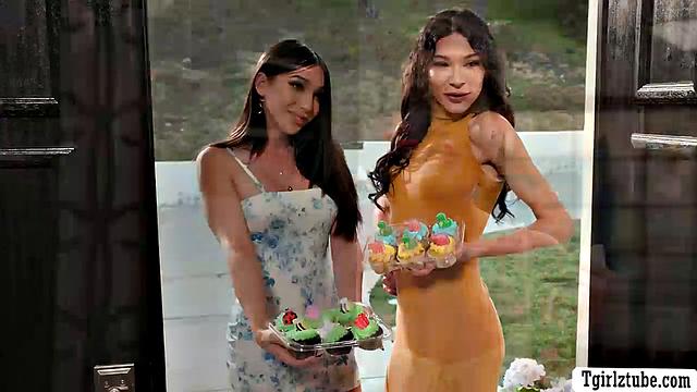 New MILF double penetrated by two TS