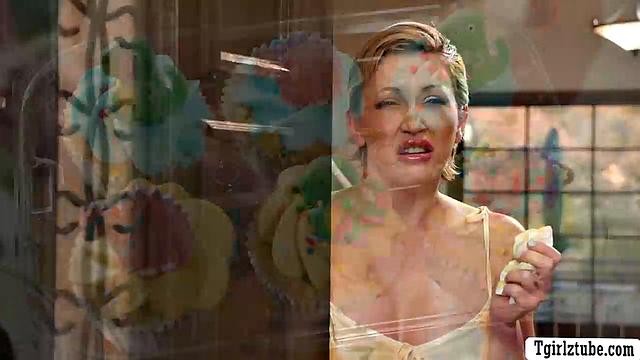 New MILF double penetrated by two TS