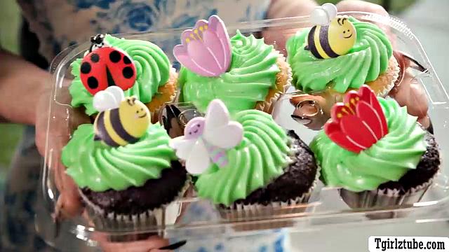 New MILF double penetrated by two TS