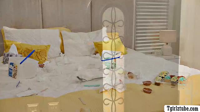 New MILF double penetrated by two TS