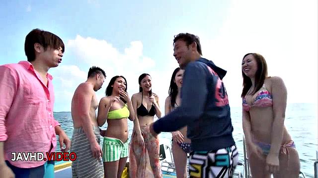 Азиатки София Такигава, Хикари, Каэдэ Ниияма и Рука Итиносэ на вилле соревнуются, кто круче ловит сперму - спор жаркий, а результат всегда внутри.