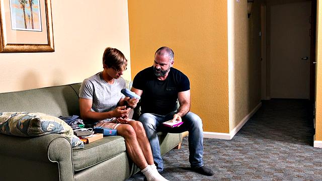 мускулистый папаша разглядывает пасынка и жестко его трахает