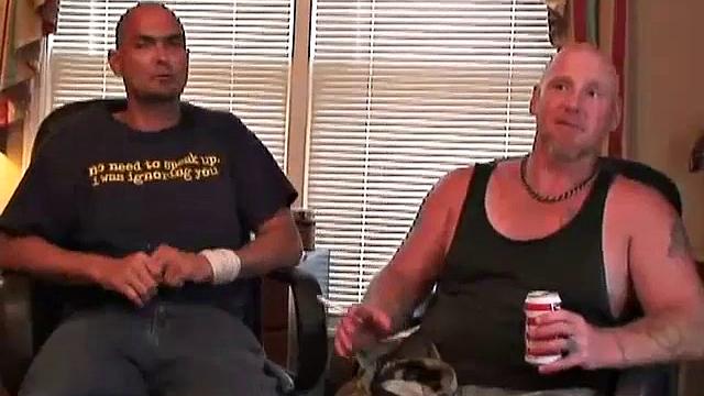 Два мужика дрочат и сосут друг другу, кончают вместе на камеру.