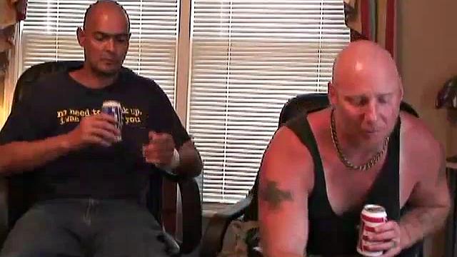 Два мужика дрочат и сосут друг другу, кончают вместе на камеру.