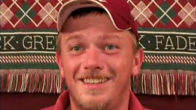 Зрелый Мэтт дрочит и кончает рукой