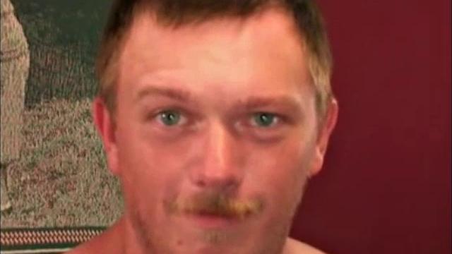 Зрелый Мэтт дрочит и кончает рукой