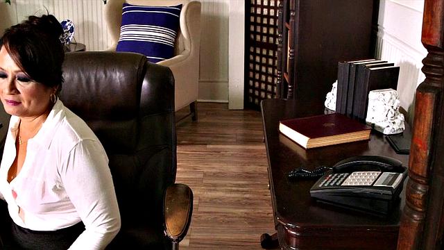 секретарь облёк майю водой, а она - его в свой зад