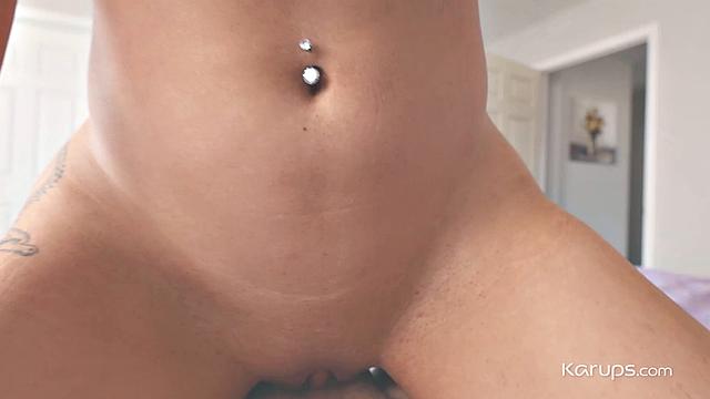 Татуированная красотка с пирсингом на пупке скачет в страстном cowgirl pov