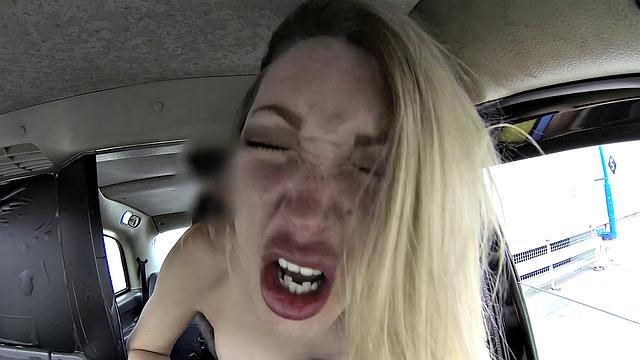 блондинка устраивает жаркое шоу с водителем на заднем сиденье