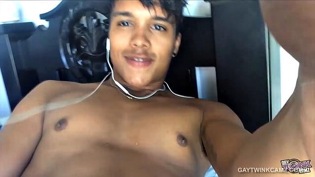 латинский твинг дрочит и кончает на вебке