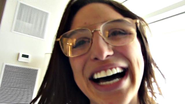 Amateur deepthroating babe fucked at home by BWC guy