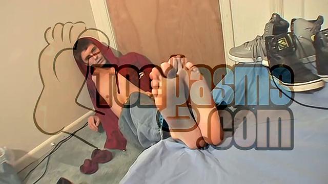 Bentley's Foot Gets Covered in Sticky Cum