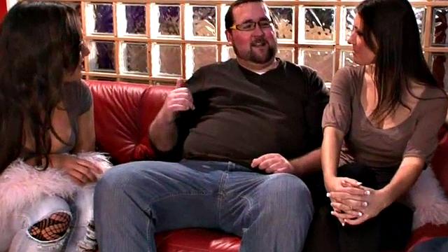 британские госпожи дрочат сабу с микропенисом на диване